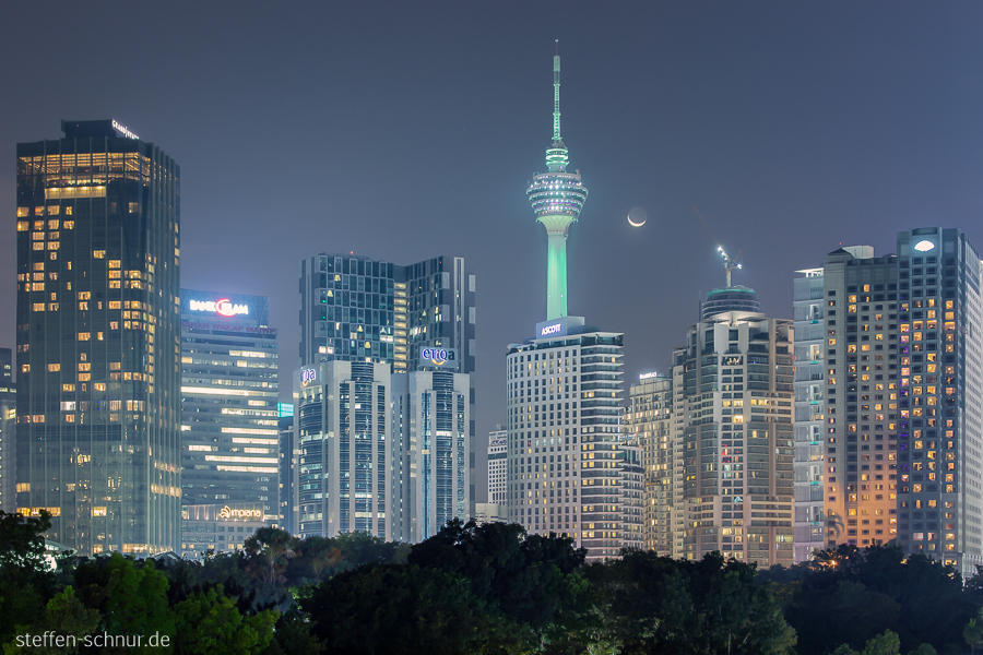 Fernsehturm Skyline Mond Kuala Lumpur Malaysia Bäume Nacht