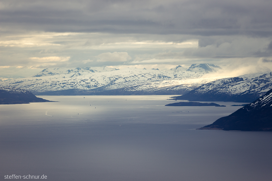 Berge Polarkreis Inseln Norwegen Schiffe Sonnenstrahlen Wolkendecke