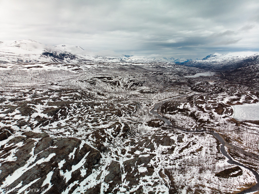 Schnee Berge Felsen Norwegen Wolken bedeckt dunkel