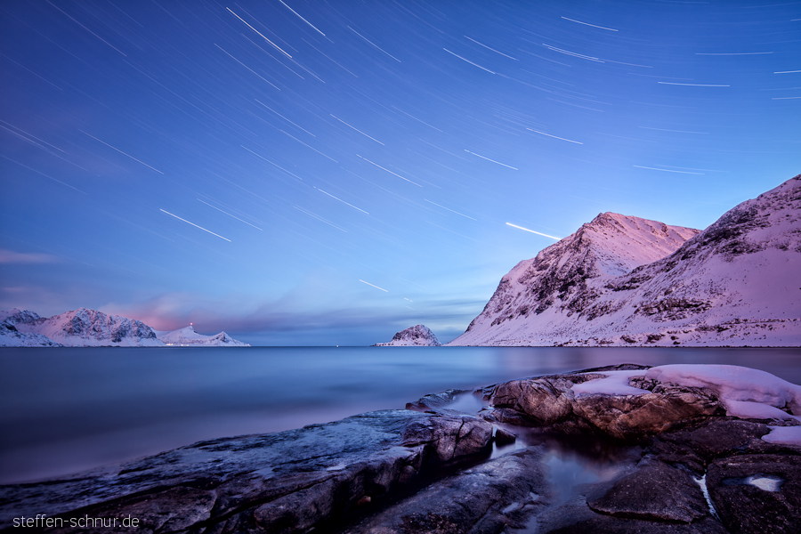 Schnee Berge Langzeitbelichtung Lofoten Meer Norwegen Steine