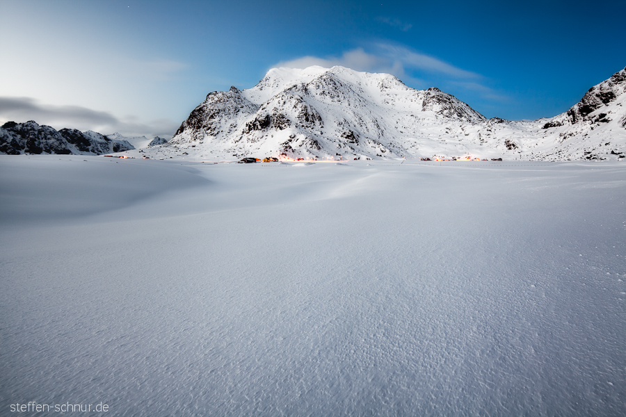 Berge Lofoten Norwegen Schneelandschaft Winter blauer Himmel unberührter Schnee