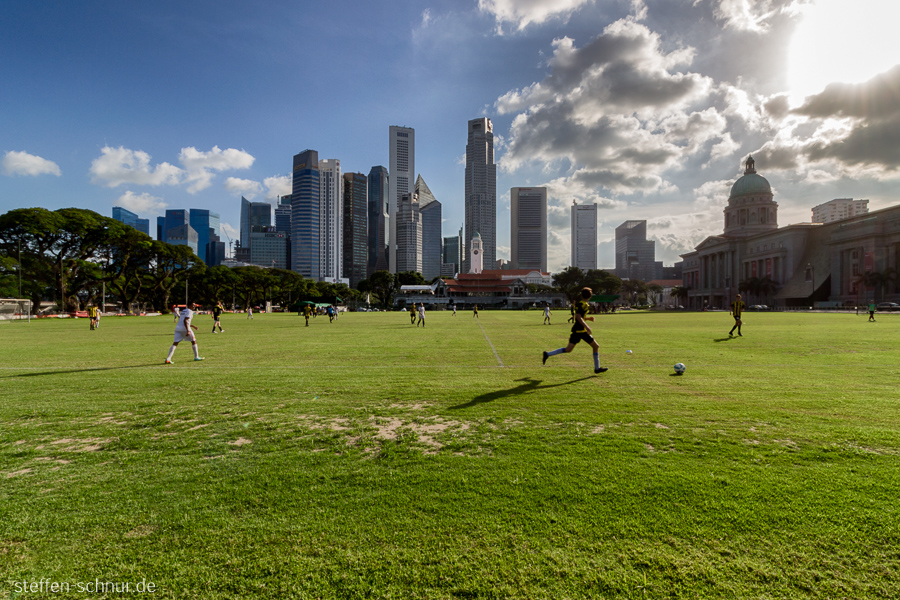 Skyline Singapur Fussballplatz Fussballspieler Sonne Wolkenkratzer