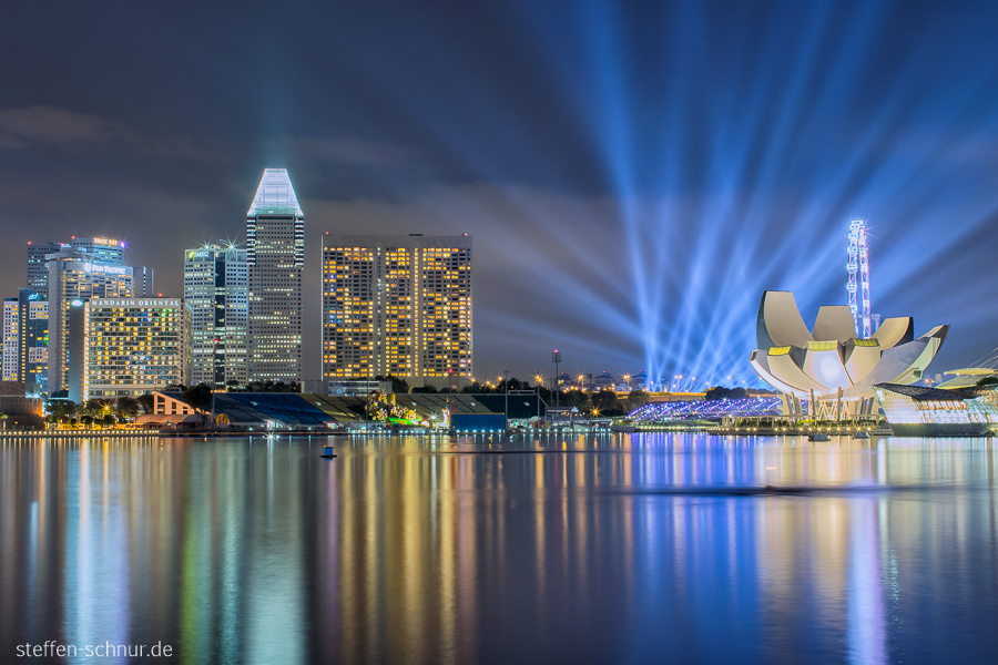 ArtScience Museum Skyline Riesenrad Singapur Lichter Lichtstrahlen modern