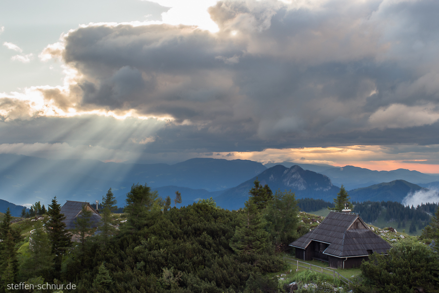 Übersicht Velika Planina Slowenien Hütten Sonnenstrahlen Wald Weite