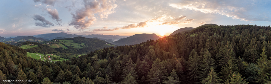 Slowenien Dorf Panorama Sonnenstrahlen Wald von oben