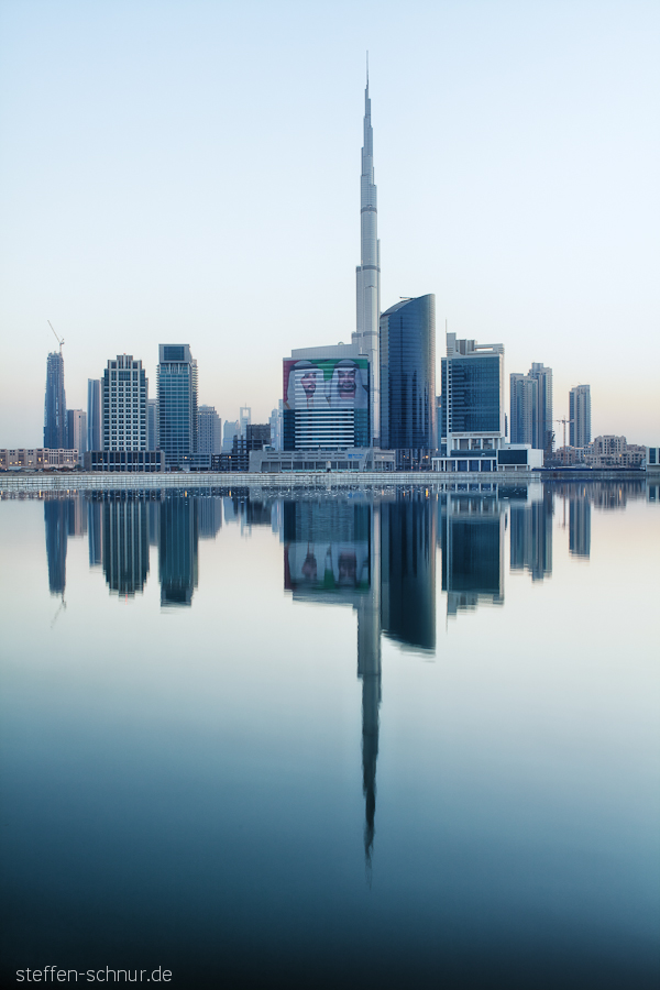 Blue Bay Tower Burj Khalifa Dubai Hochhäuser Spiegelung VAE Wasser
