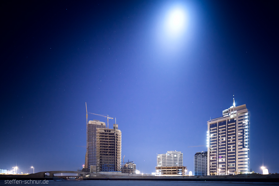 Mond Architektur Baustelle Brücke Dubai Krane Rohbau