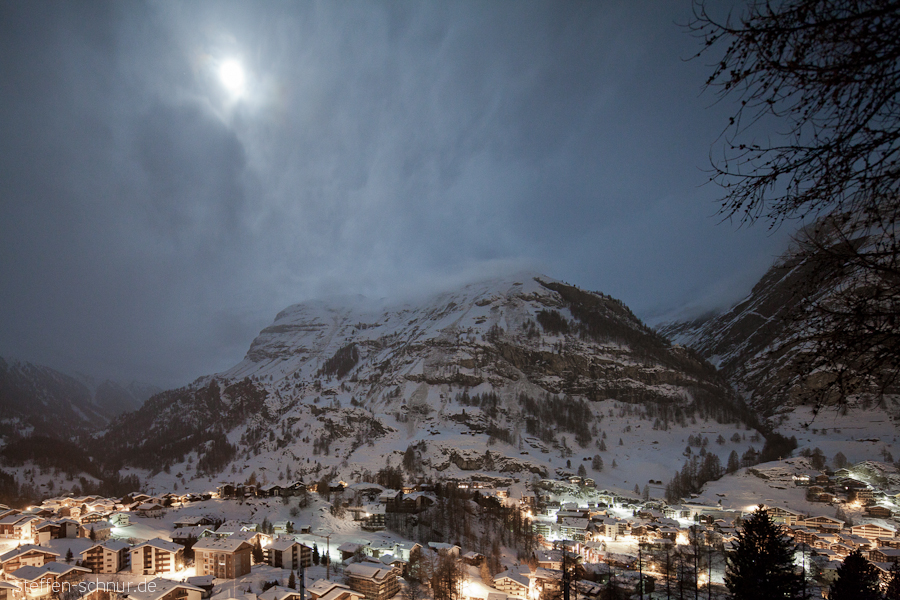 Berge Mond Nacht Nachtaufnahme Schweiz Wallis Winter