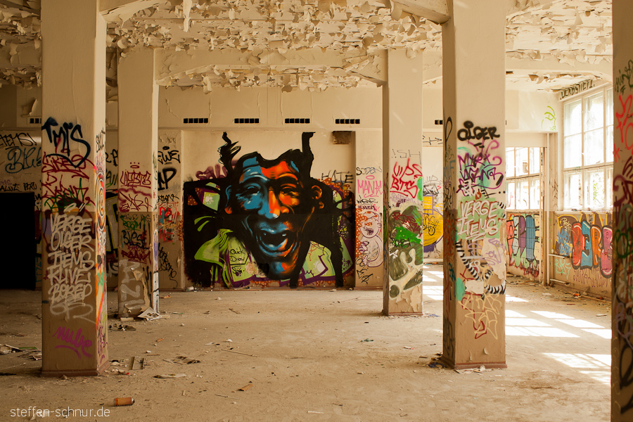 verlassen 2D Person Grafitti Kunst Säulen