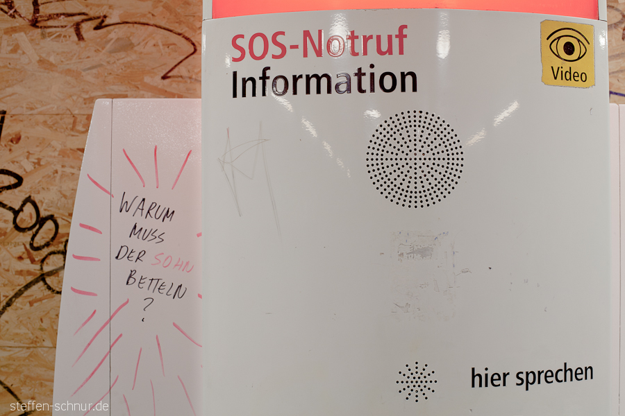U-Bahn BVG Warum muss der Sohn betteln Notrufsäule SOS Serie