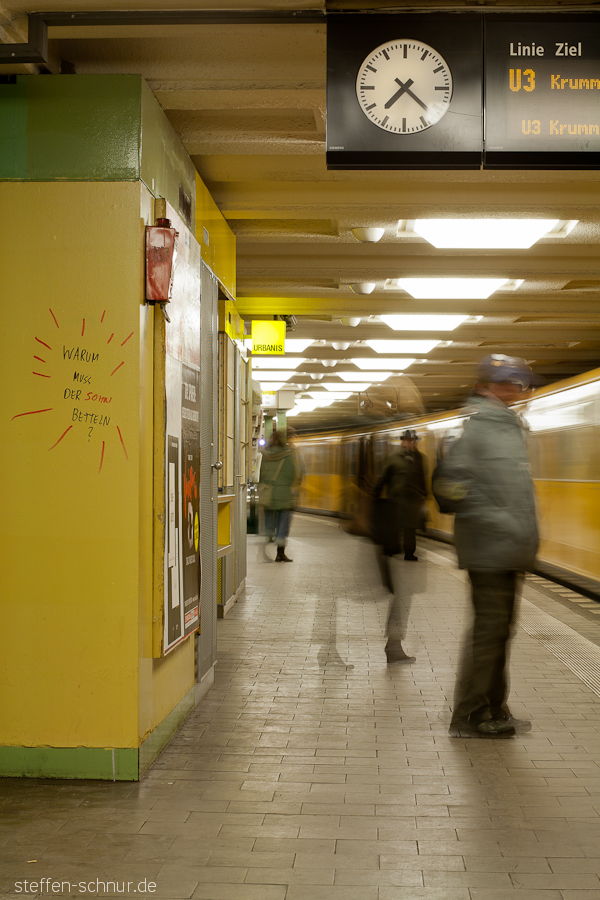 U-Bahn Warum muss der Sohn betteln Bahnsteig Personen Serie