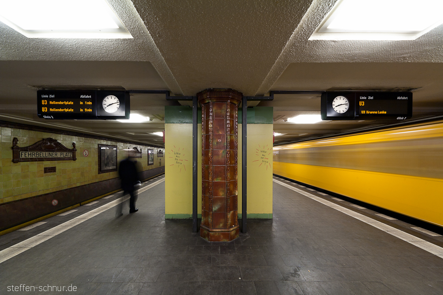 U-Bahn Warum muss der Sohn betteln Bahnsteig Person Serie U-Bahnhof Fehrberliner Platz