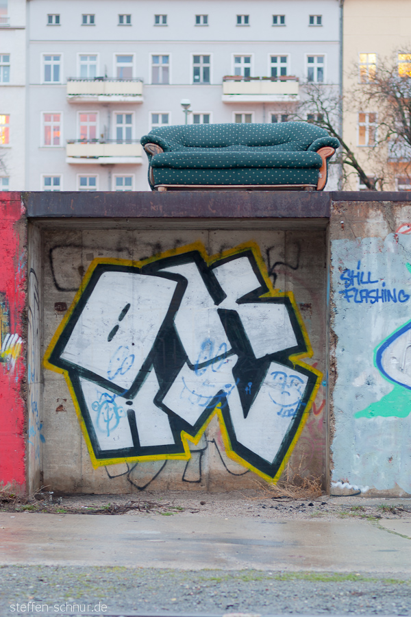 Stralauer Allee Friedrichshain Berlin Deutschland Couch streetart