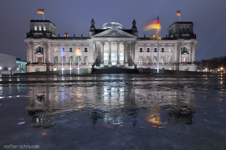 Reichstag Platz der Republik Mitte Berlin Deutschland Deutschlandfahne Eisfläche