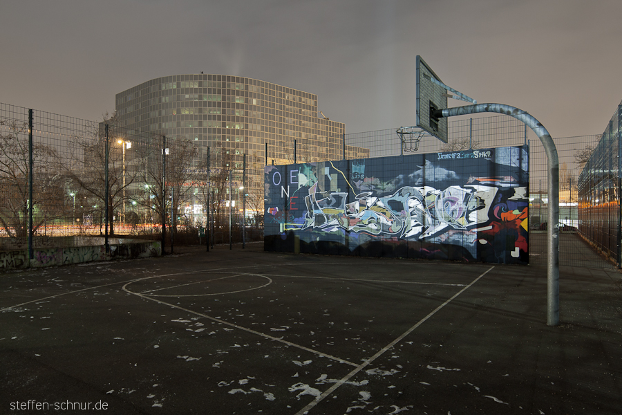 Basketballkorb Sportplatz Berlin Schöneberg Deutschland Architektur Grafitti