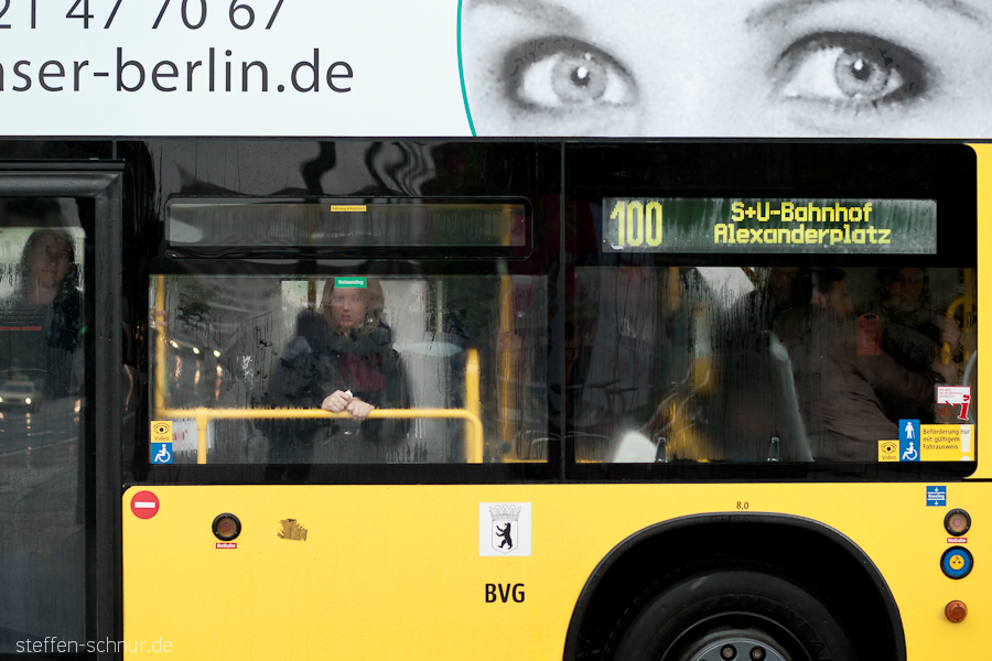 Bus Werbung Alexanderplatz Mitte Berlin Deutschland Augen