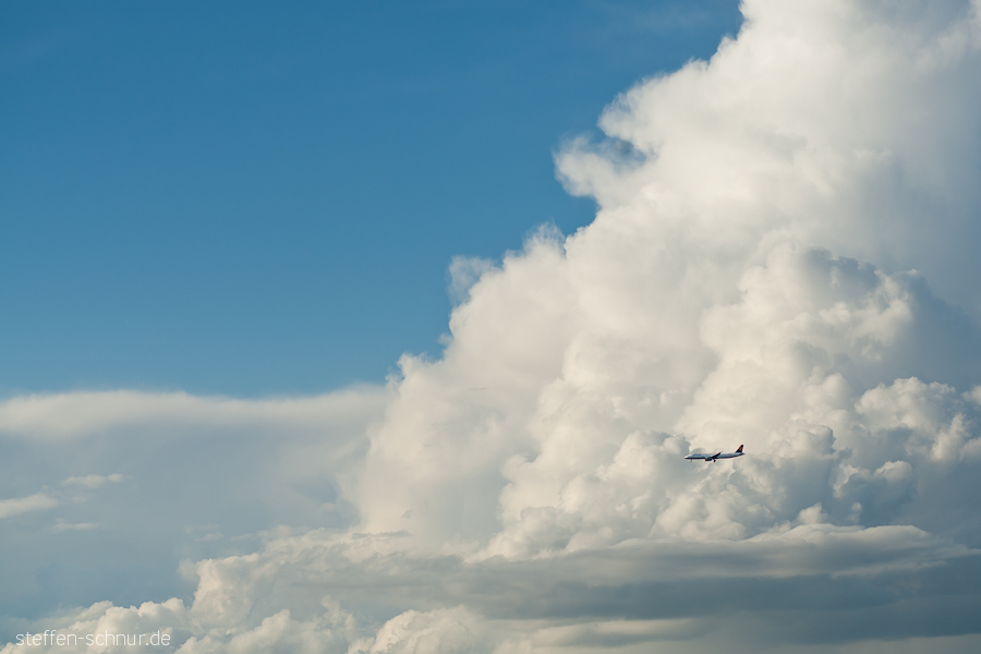 Flugzeug Wolken blauer Himmel über den Wolken
