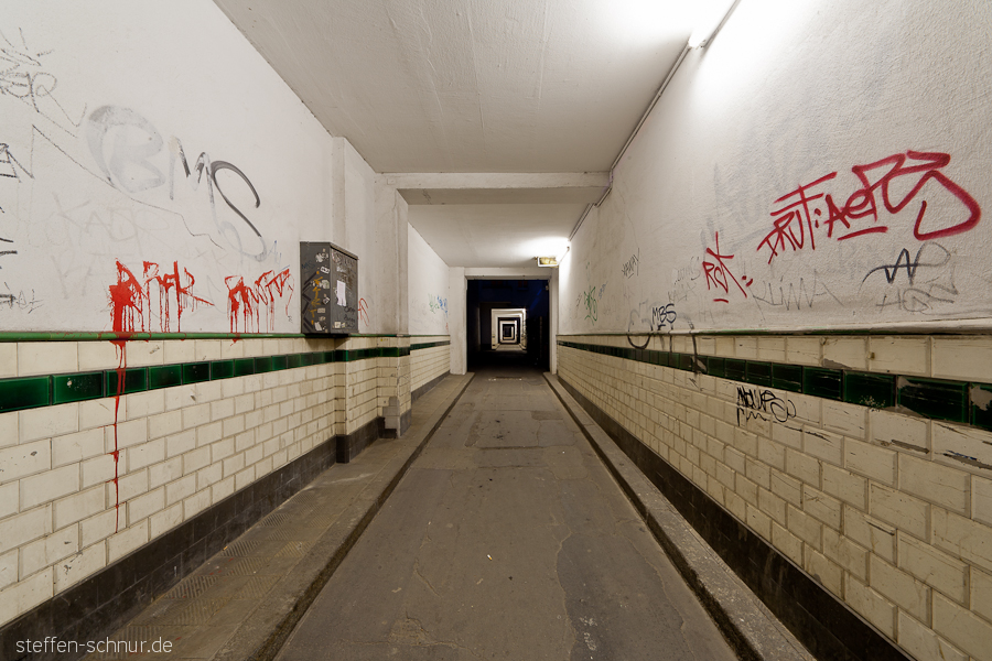 Berlin Deutschland Architektur Grafitti Kunst Tunnel trist