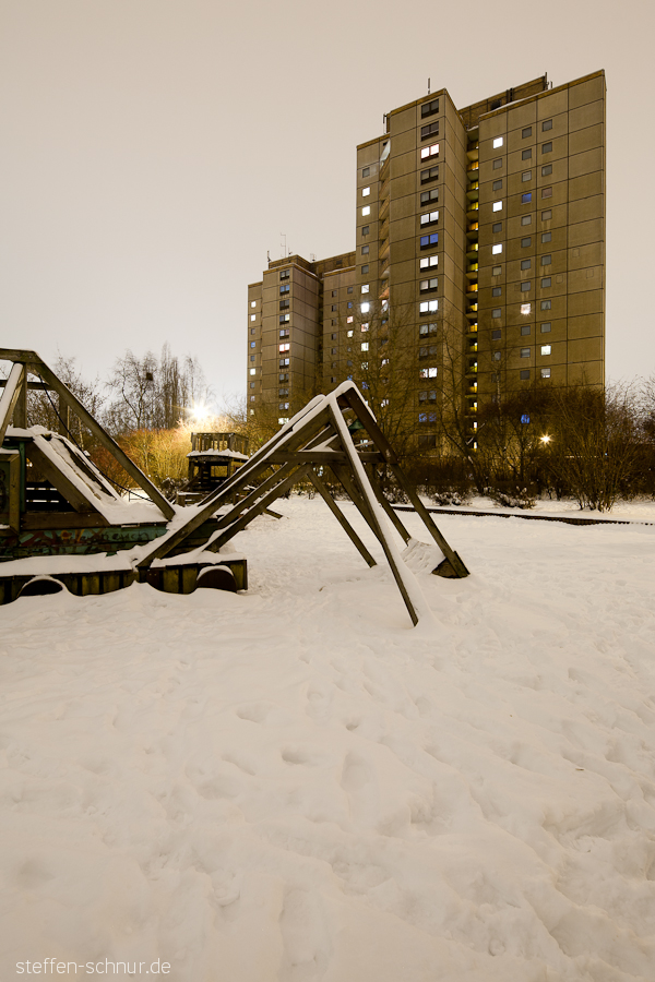 Schnee Berlin Deutschland Architektur Hochhaus Spielplatz Winter