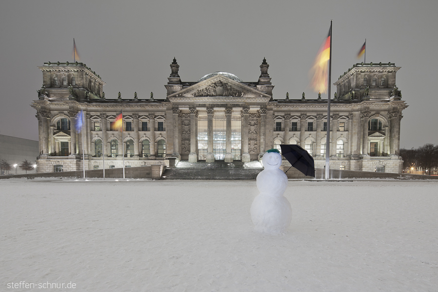 Schneemann Reichstag Regenschirm Platz der Republik Mitte Berlin Deutschland