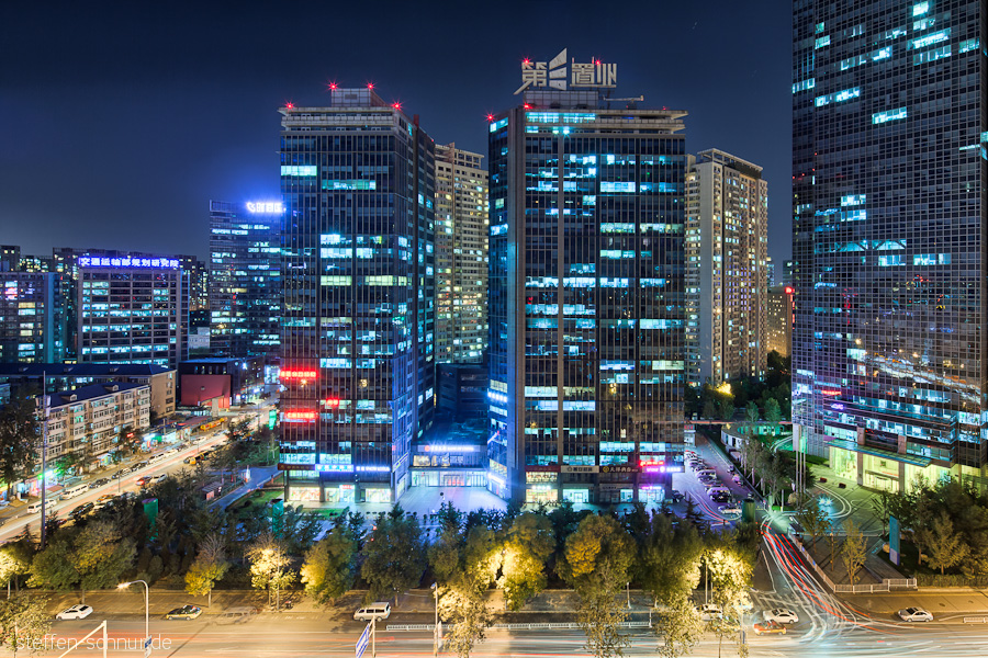 Autos Peking China Bäume Bürotürme Hochhäuser Lichtspuren