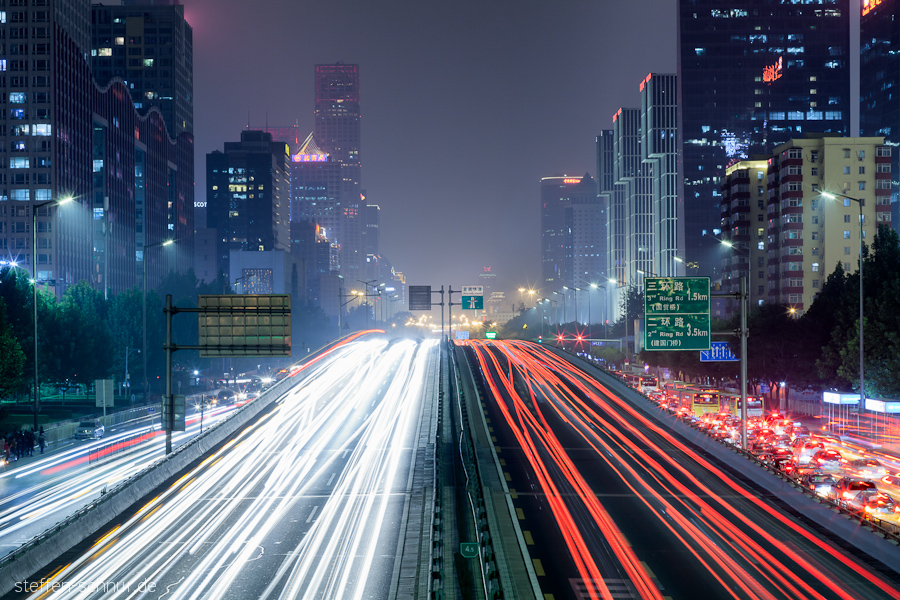Autos Autobahn Stau Peking China Hochhäuser Lichtspuren