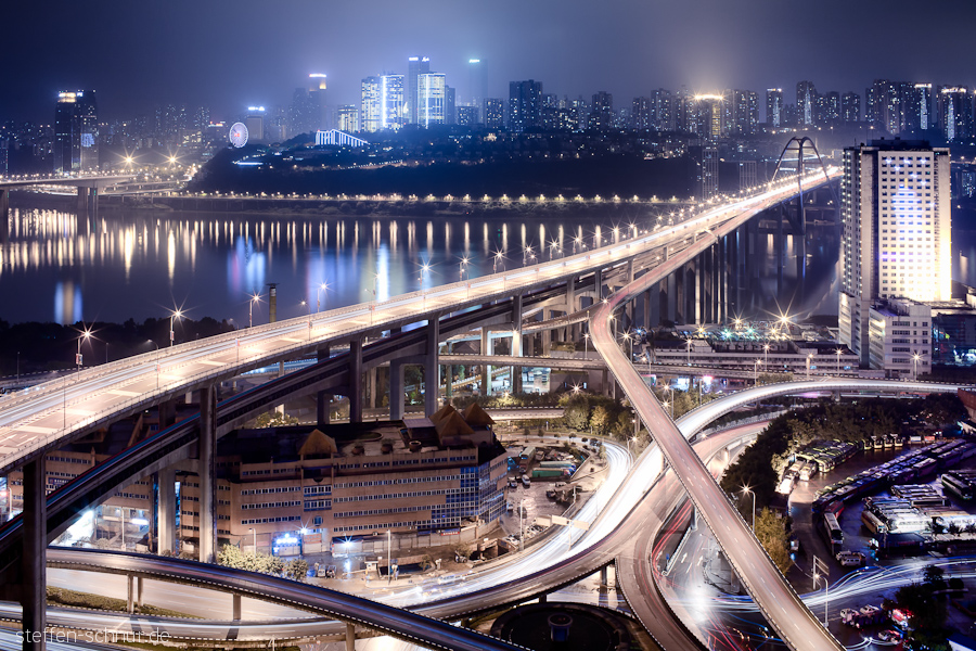 Chongqing Autos Autobahn Riesenrad Berg China erhöhte Sicht