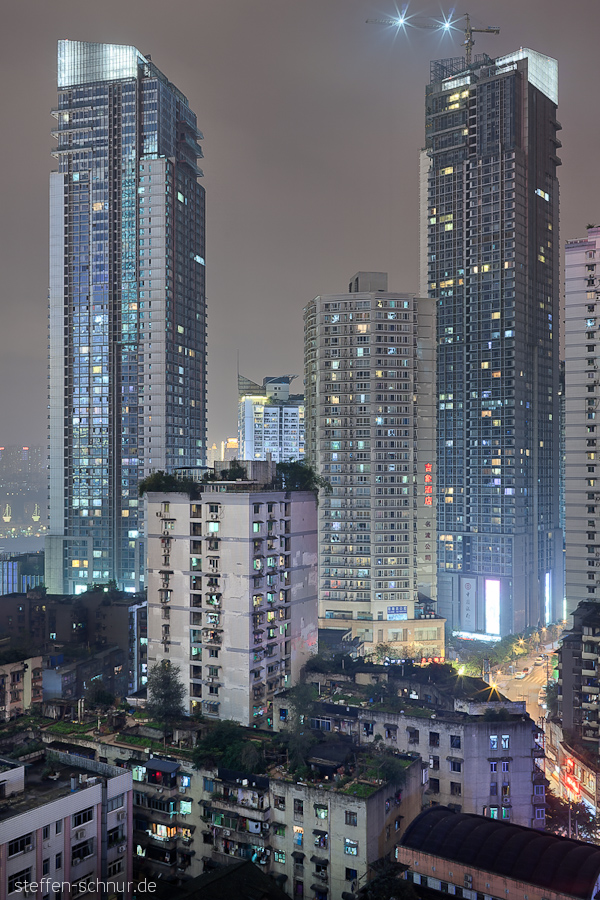 Chongqing China Baustelle Dachgarten Hochhäuser Kran Nachtaufnahme
