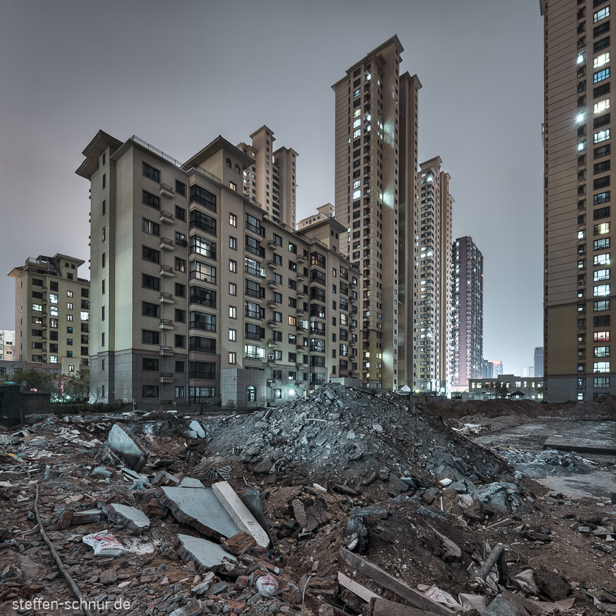 Shenyang Baustelle Hochhäuser Nacht Trümmer Wohnblock grau