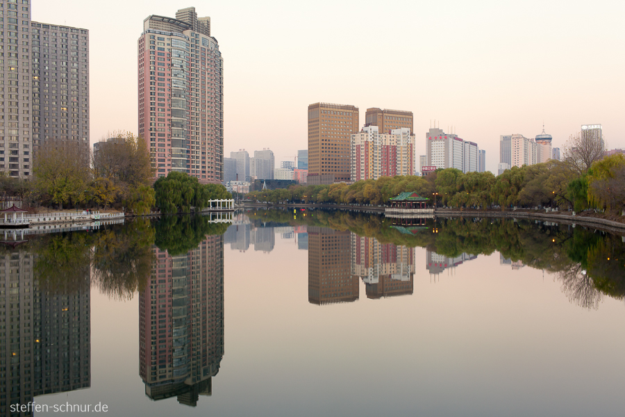 Shenyang China Fluss Hochhaus Natur Park Spiegelung