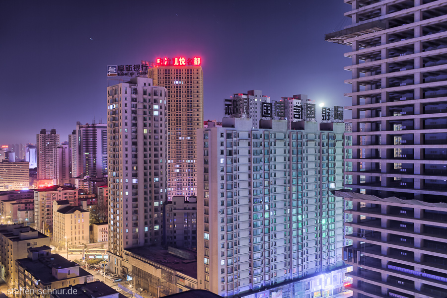 Bank of Fuxin Mond Shenyang China Baustelle Hochhäuser Neonlicht