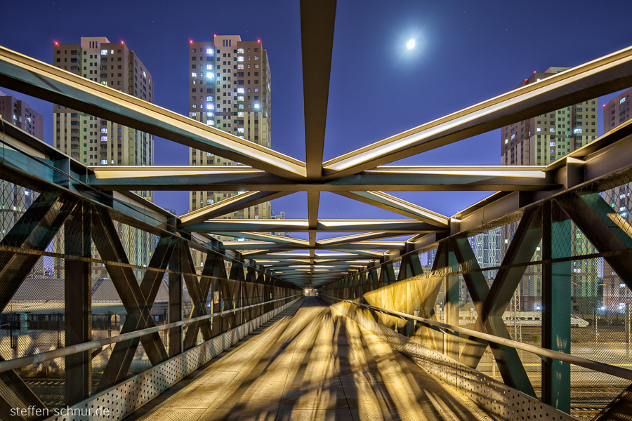 Mond Shenyang China Brücke Fussgängerbrücke Hochhäuser Nacht