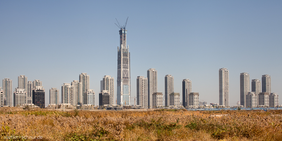 Tianjin China Beton Großbaustelle Krane Wiese Wolkenkratzer