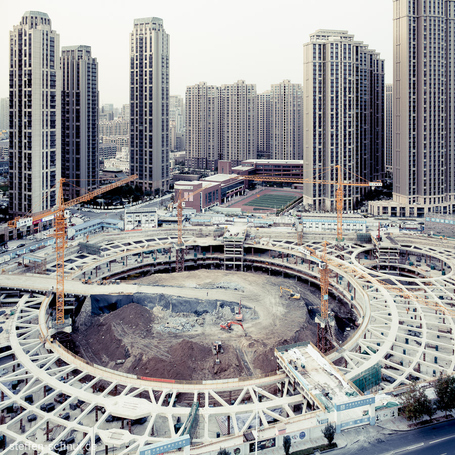 Tianjin China Baustelle Großstadt Hochhäuser Krane Loch