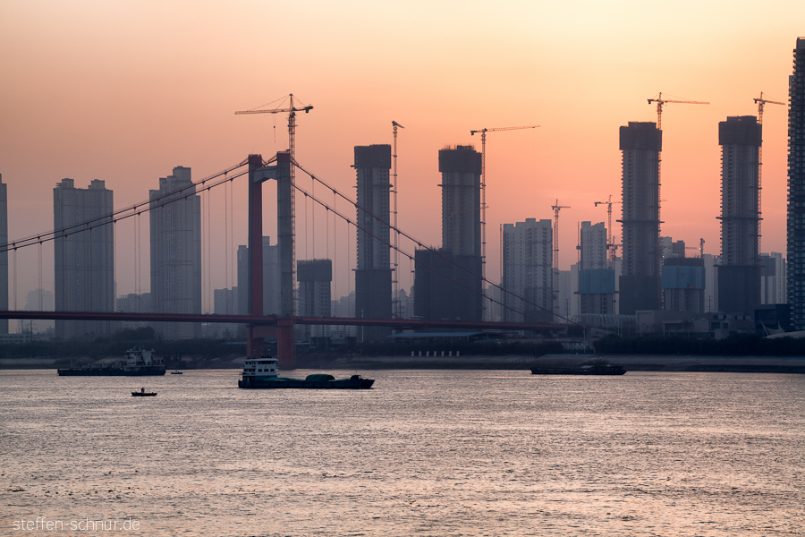 Sonnenuntergang Schiff Wuhan China Baustellen Brücke Fluss