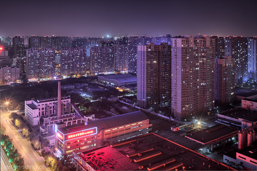 Xian China Fabrik Hochhäuser Nacht Neonlicht Schornstein