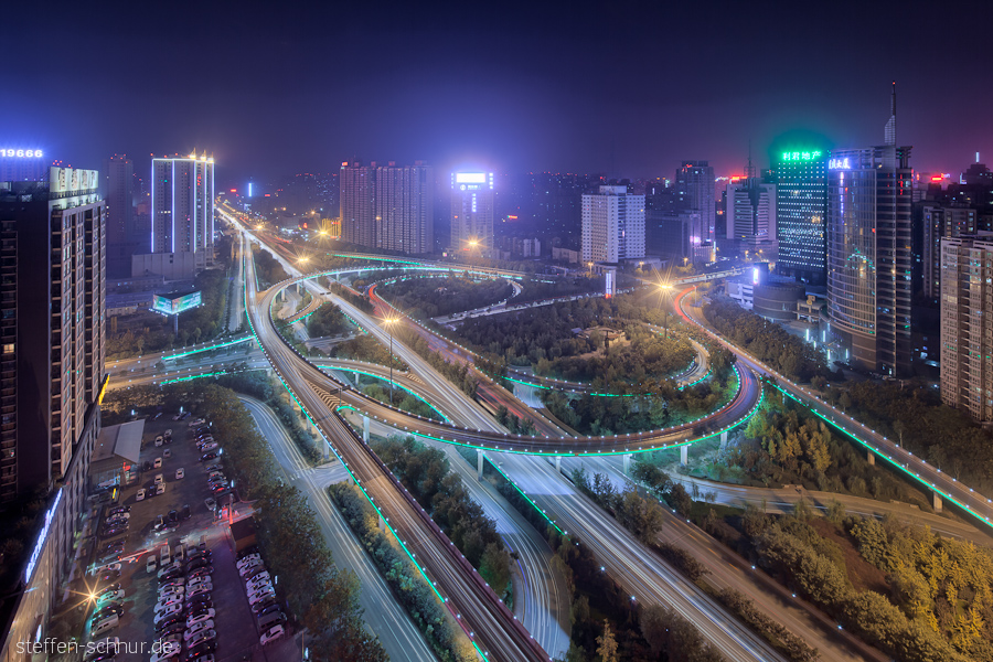 Autos Autobahn Xian China Bäume Hochhäuser Hochstrasse