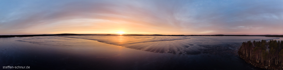 Sonnenaufgang Lappland Finnland Panorama gefrorener See von oben