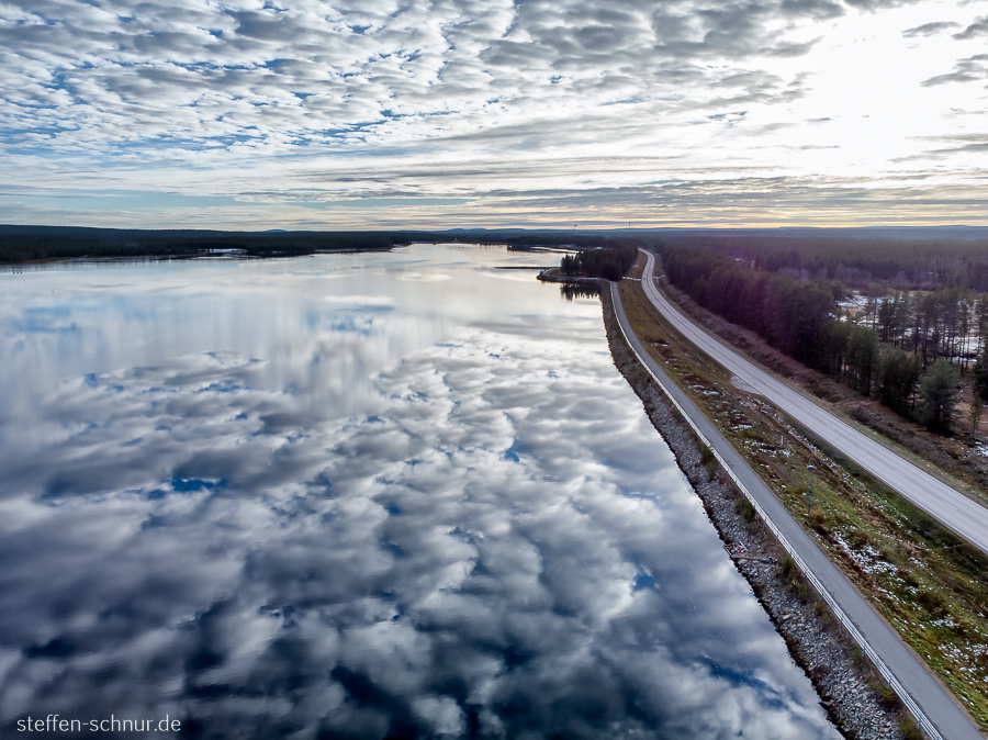 Lappland Finnland See Spiegelung Strasse Ufer Wolken