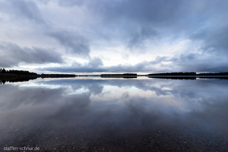 Finnland See Spiegelung Wolken dunkel