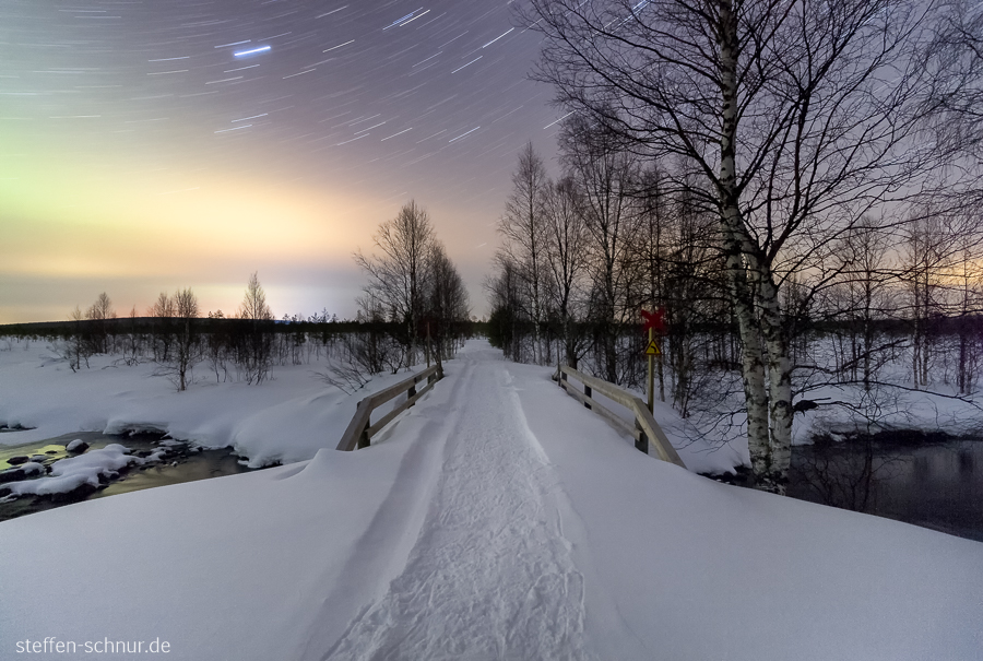 Schnee Lappland Finnland Brücke Bäume Fluss Nacht