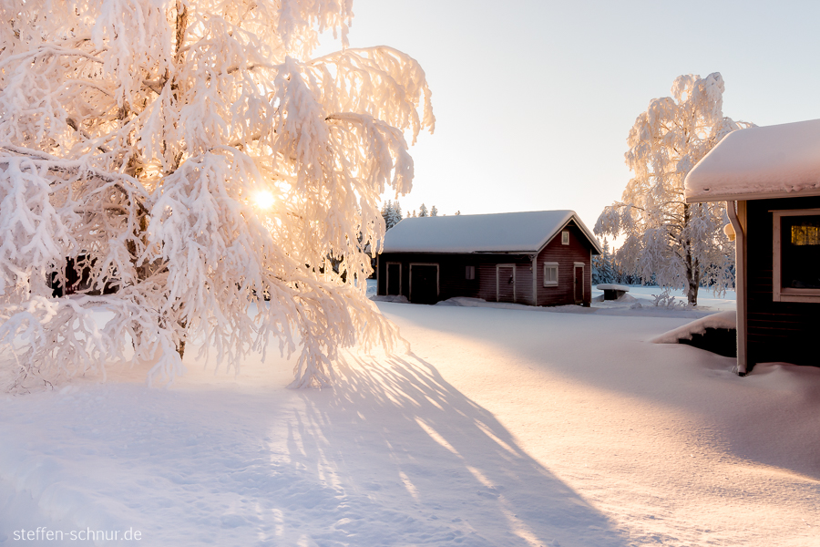 Schnee Lappland Finnland Baum Häuser Sonnenstrahlen