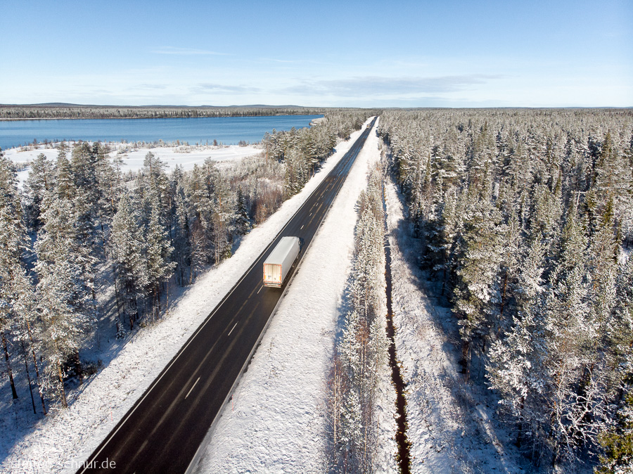 Schnee Finnland LKW Strasse Wald von oben