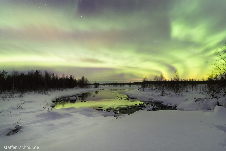 Aurora borealis Schnee Polarkreis Lappland Finnland Fluss Reflexion