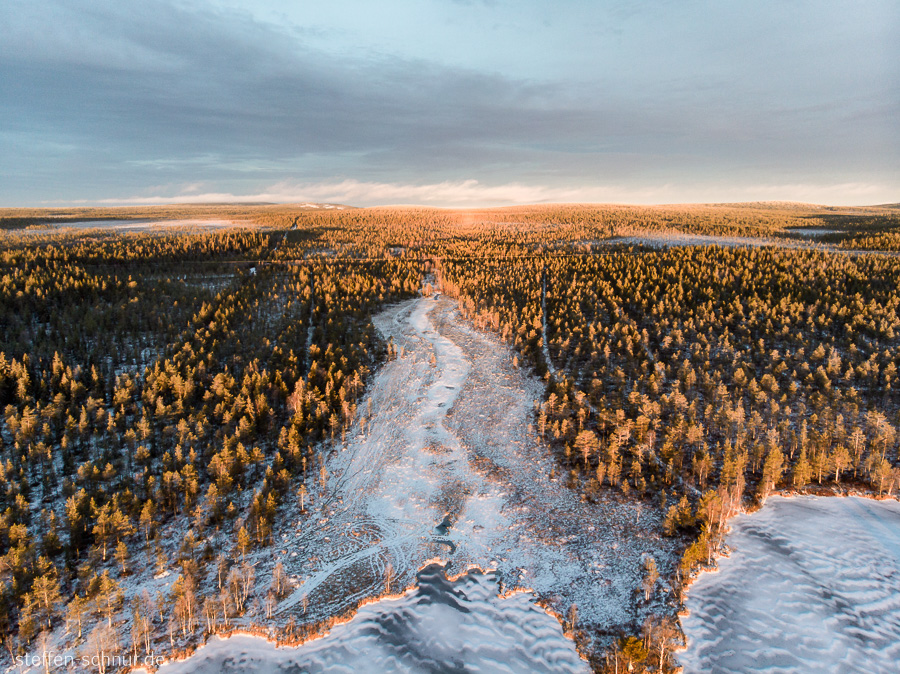 Finnland Fluss Wald Winter Wolken gefroren