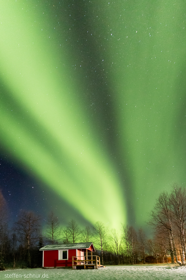 Nordlichter Schnee Lappland Finnland Bäume Hütte Sterne