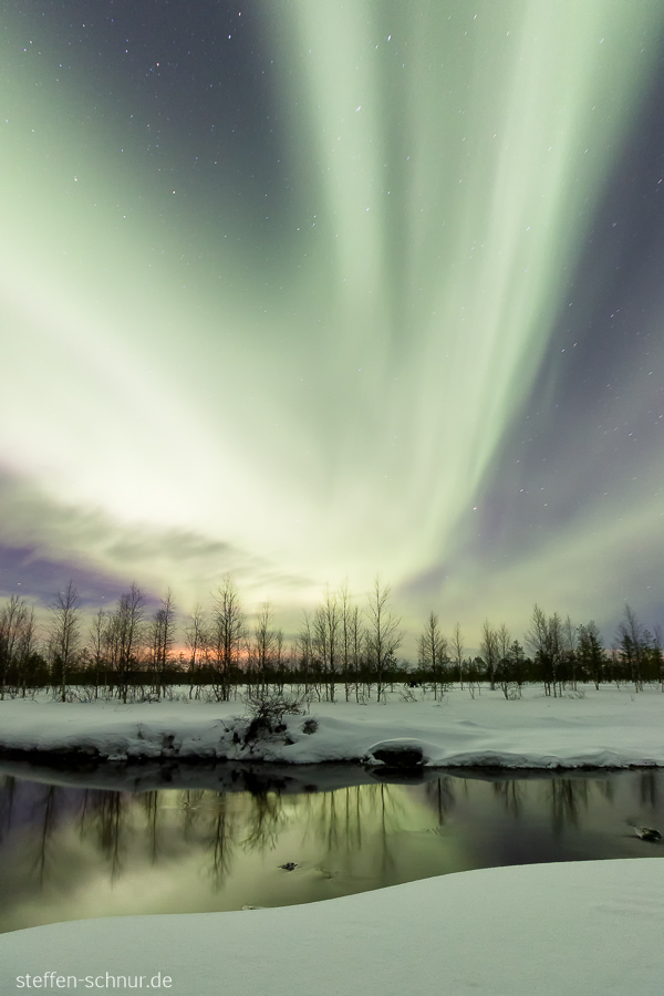 Aurora borealis Polarkreis Lappland Finnland Fluss Landschaft Spiegelung