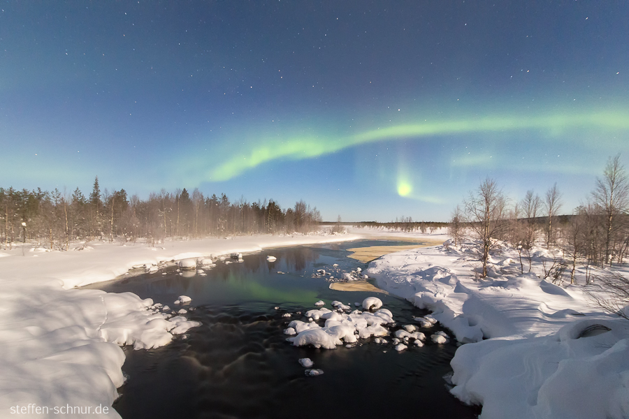 Aurora borealis Schnee Lappland Finnland Bäume Fluss Nacht