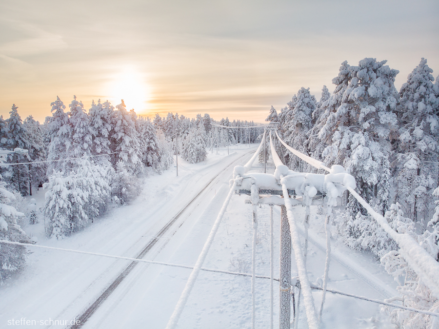 Schnee Sonnenaufgang Lappland Finnland Strasse Stromleitung Strommast