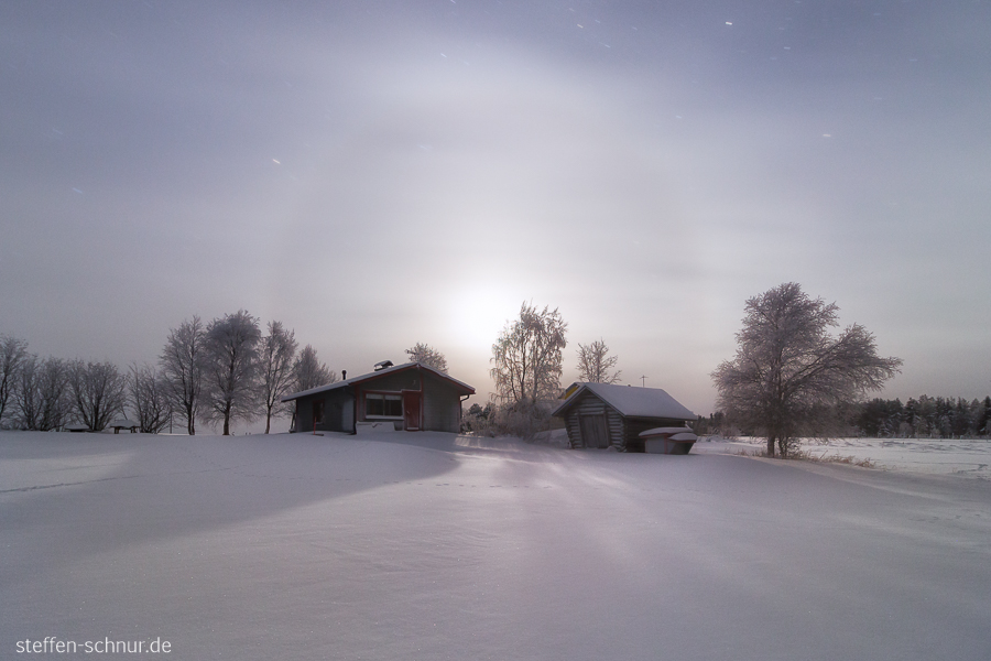 Schnee Mond Polarkreis Lappland Finnland Bäume Hütten